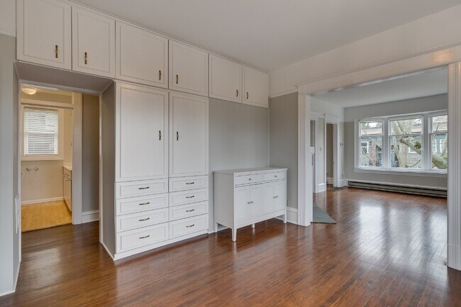 Building Photo - Rare & Charming Upper Queen Anne Home Available July!
