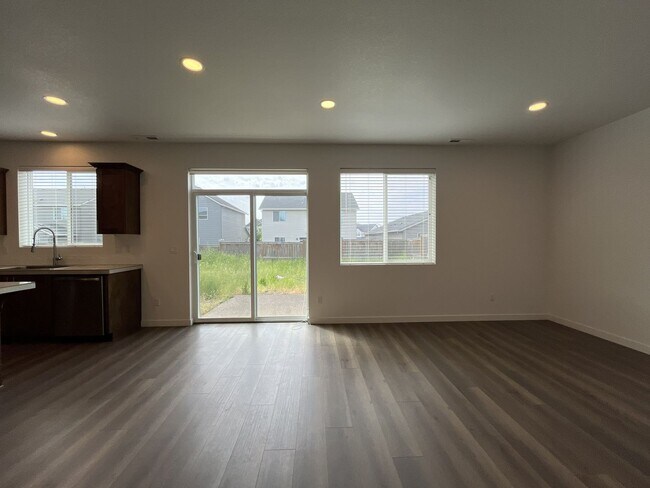 Building Photo - Stunning 3 Bedroom with Bonus Room | Solar Panels, Stainless Steel Appliances & Fenced Backyard