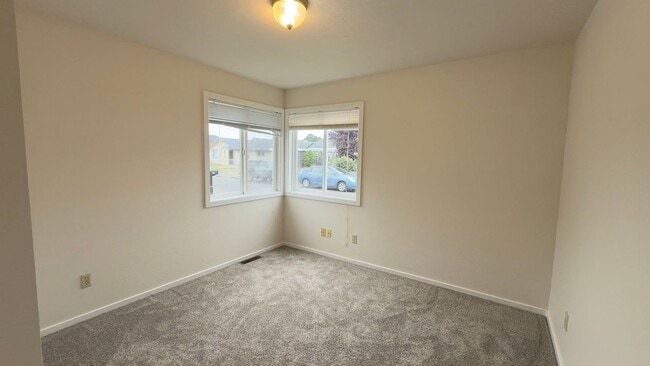 Building Photo - 803 6th Ave