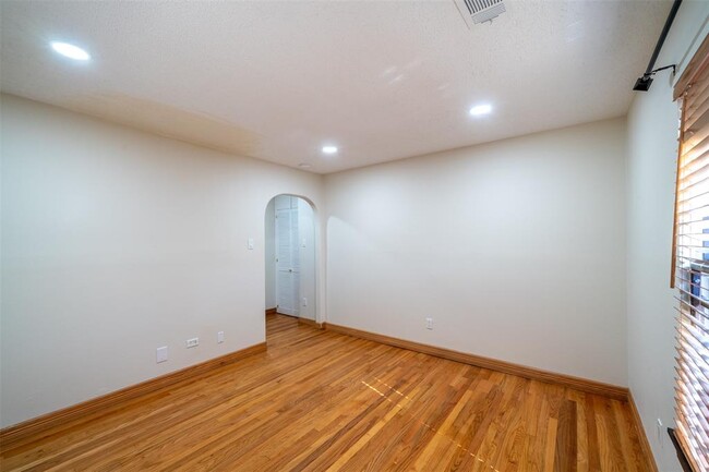 Building Photo - 9223 Marlive Ln
