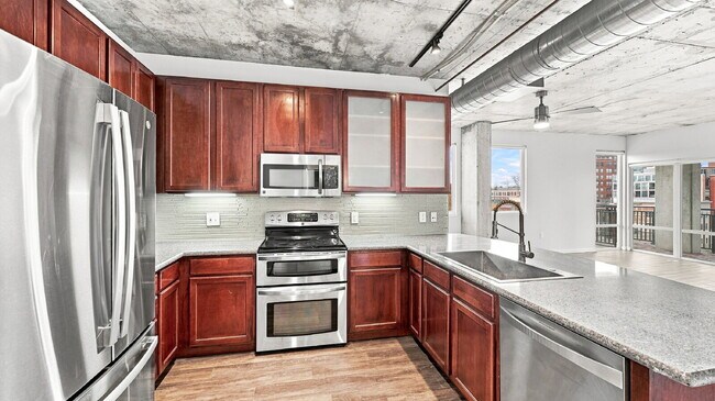Building Photo - $2,820.95- 2 bed, 1 bath Condo in the heart of Denver with In Unit Laundry!