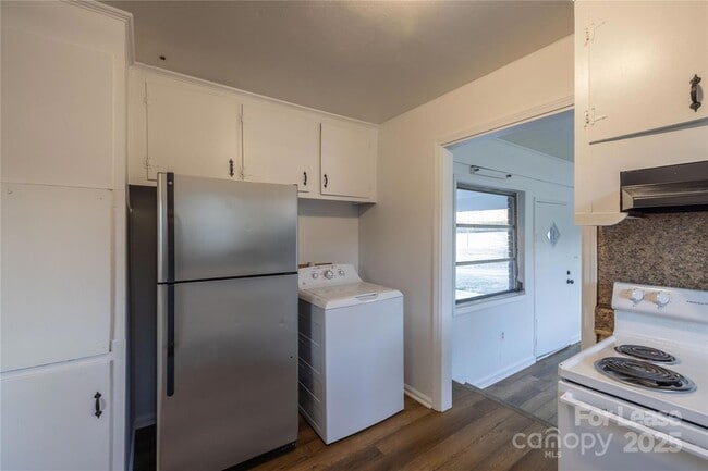 Building Photo - 44261 US-52