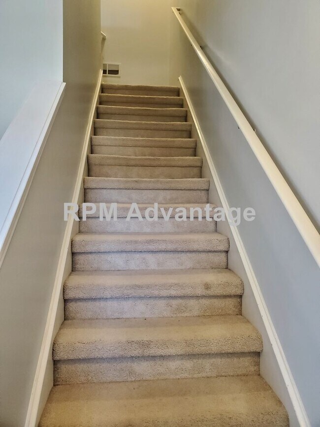 Building Photo - Gorgeous Townhouse Steps from Pool and Hik...