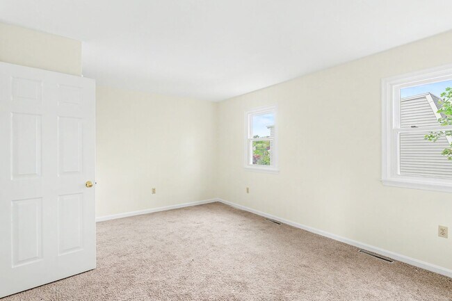 Building Photo - Two bedroom, one and a half bathroom end townhome in Harrisburg