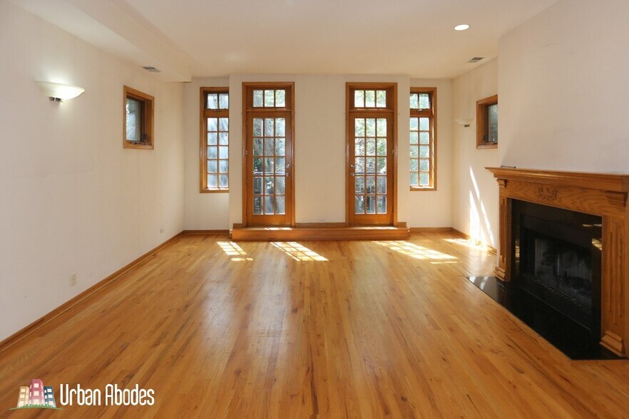 Building Photo - 824 W Buckingham Pl