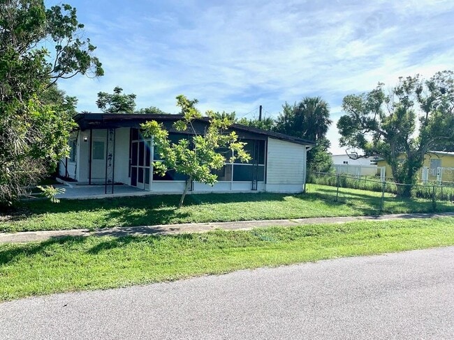 Building Photo - 3140 Crestwood Dr