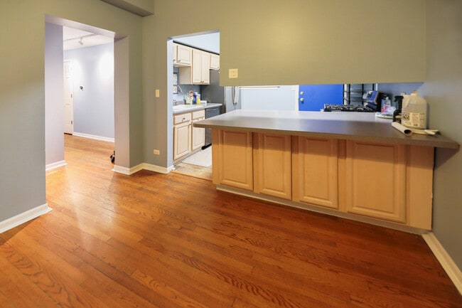 Building Photo - 6042 N Kenmore Ave