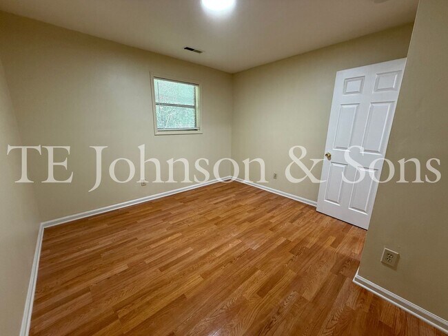 Building Photo - Comfortable Living with Included Utilities on Oakshire