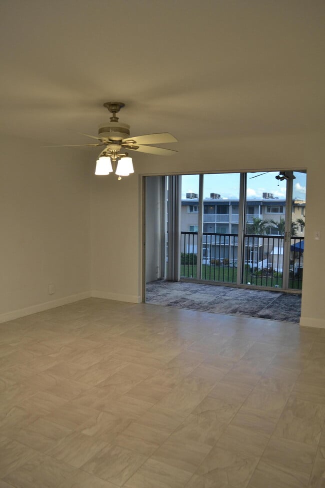 Building Photo - 124 Shore Ct