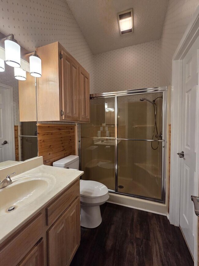 Building Photo - 445 Florian Dr
