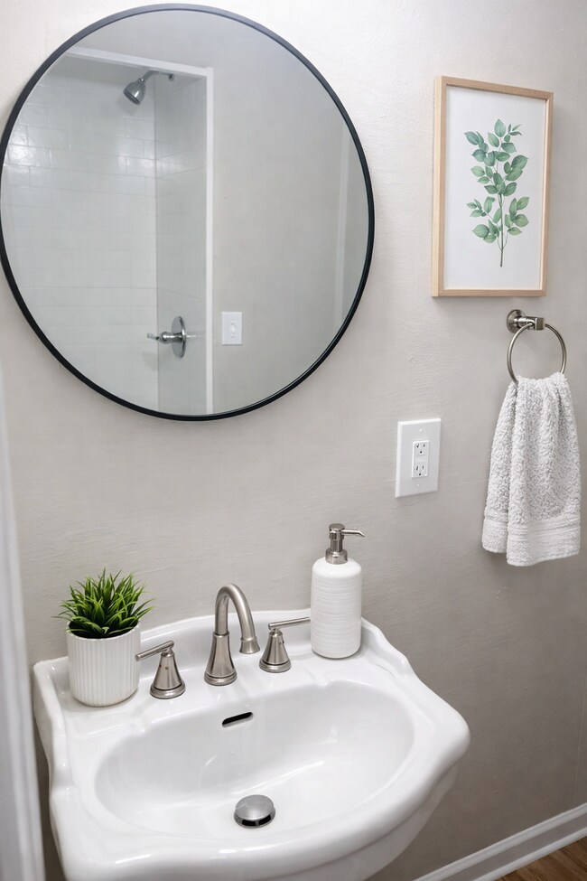 Building Photo - 2621 Village Green Ln