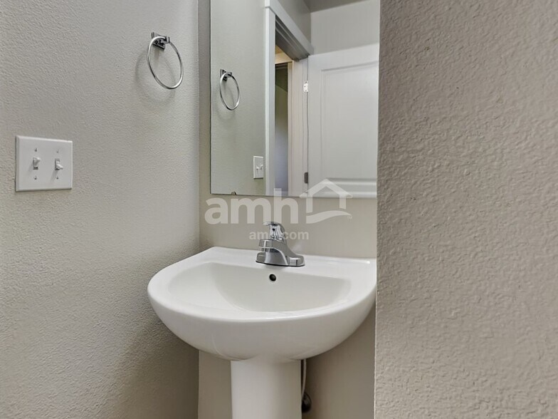 Building Photo - 9860 W Mossywood Dr