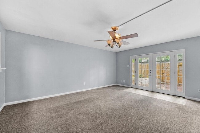 Building Photo - Bright & Updated 2-Bedroom Townhouse in Qu...