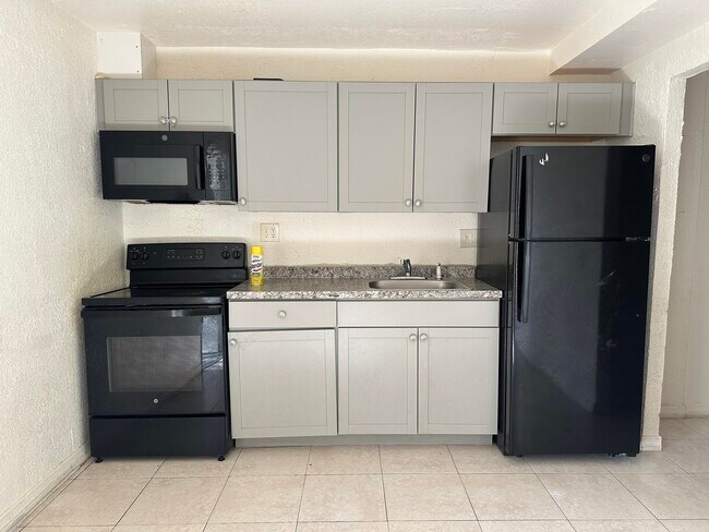 Building Photo - 815 7th St