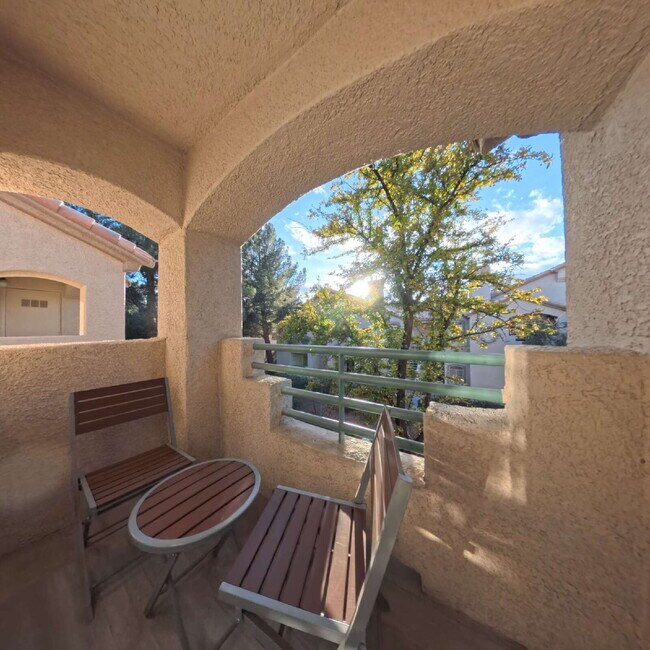 Building Photo - 1 BED 1 BATH CONDO 2nd FLOOR AT OPULENCE!