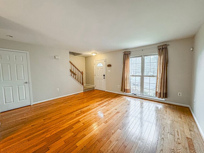 Building Photo - Charming 3 Bed 2.5 Bath Townhome With Pati...