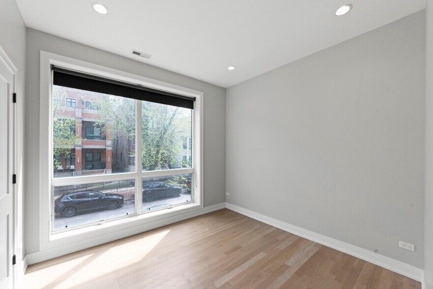 Building Photo - 1050 W Cornelia Ave