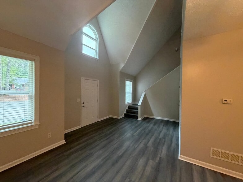 Building Photo - 347 Leafmore Rd SW