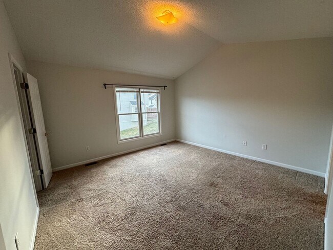 Building Photo - Spacious Home with Three Private Suites