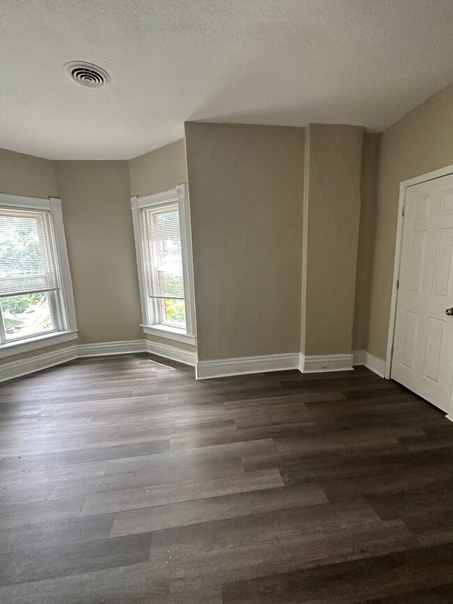 Building Photo - 814 Elmwood Ave