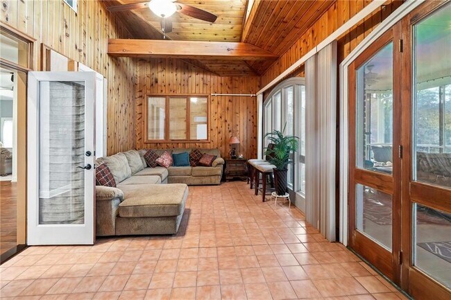 Building Photo - 632 Village Ln S