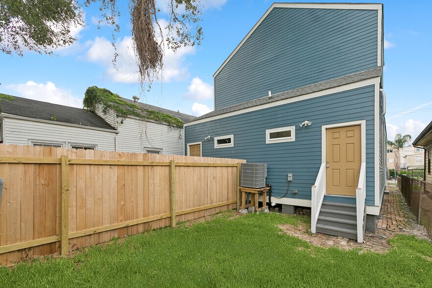 Fenced Rear yard - 3427 Baronne St