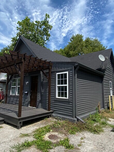 Primary Photo - 1033 N Belmont Ave