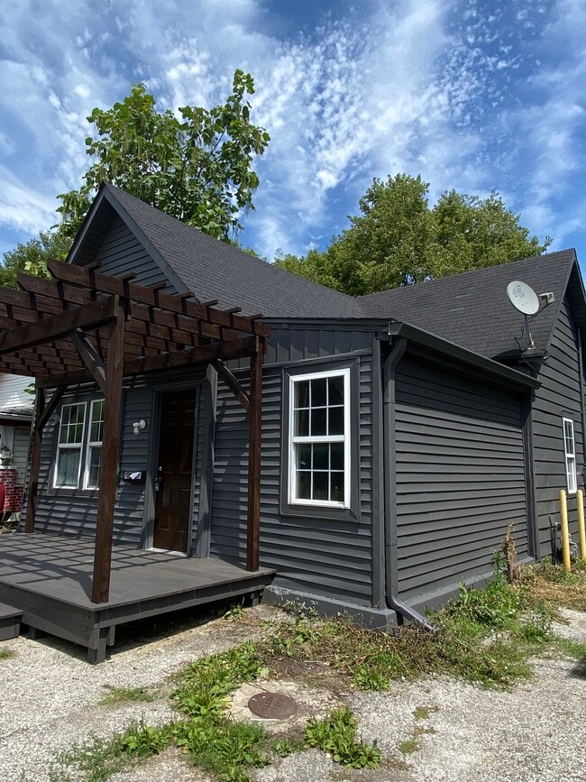 Building Photo - 1033 N Belmont Ave