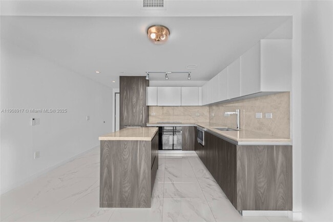 Building Photo - 3131 NE 7th Ave