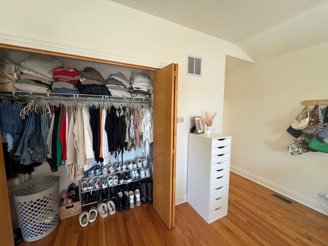 Building Photo - 4 Bedroom, 3 Bathroom Impressive Lincoln P...