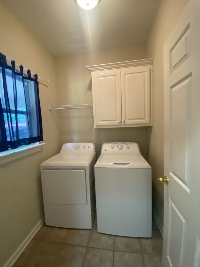 Building Photo - 3 Bed, 2 Bath in Worthington Lake