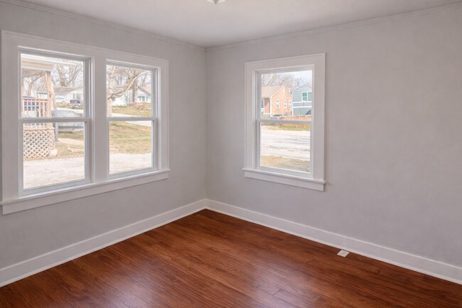 Building Photo - Cute Two Bedroom Home