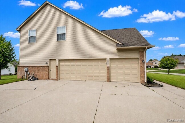Building Photo - 4890 Spring Meadow Dr