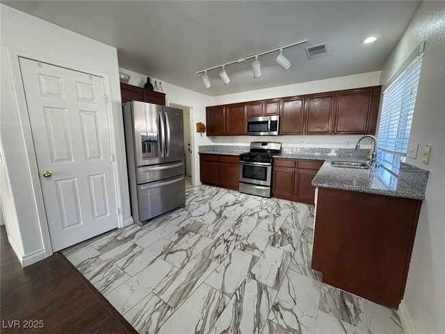 Building Photo - 7962 Traditional Ct