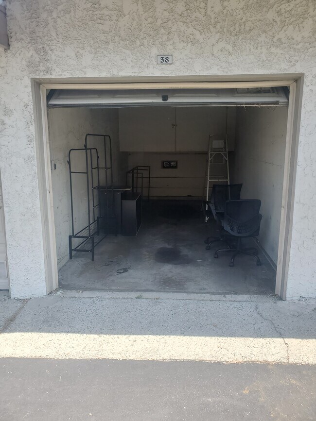 garage - 5834 Bowcroft St