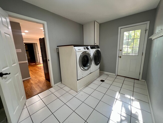 Building Photo - 1685 Lochcrest Dr