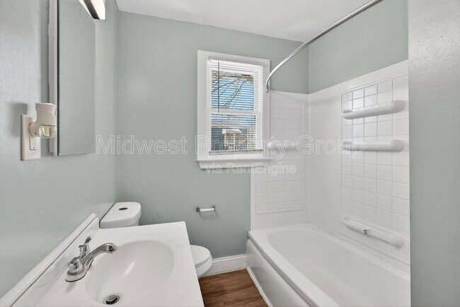 Building Photo - 8921 Higginson Ave