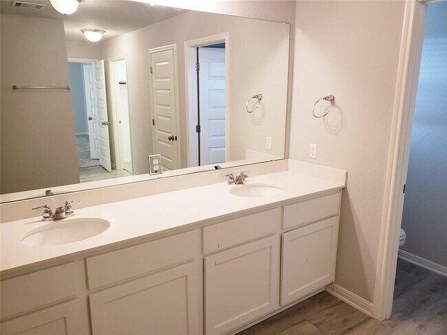 Building Photo - 124 Peruvian Ln