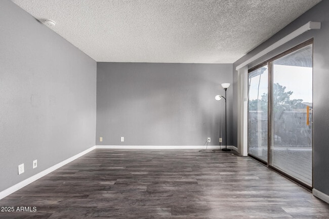 Building Photo - 286 W Palomino Dr