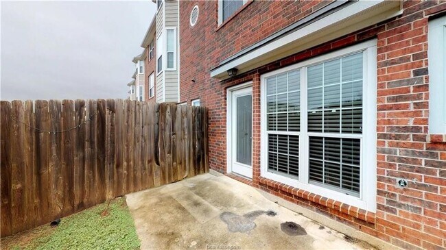 Building Photo - Lakeridge Townhomes #3010