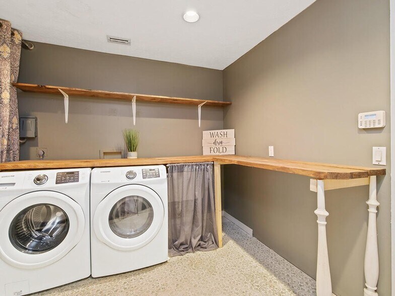 Building Photo - 3051 SW Earl Ave