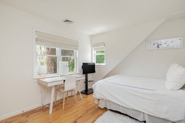 Building Photo - 869 Head of Pond Rd