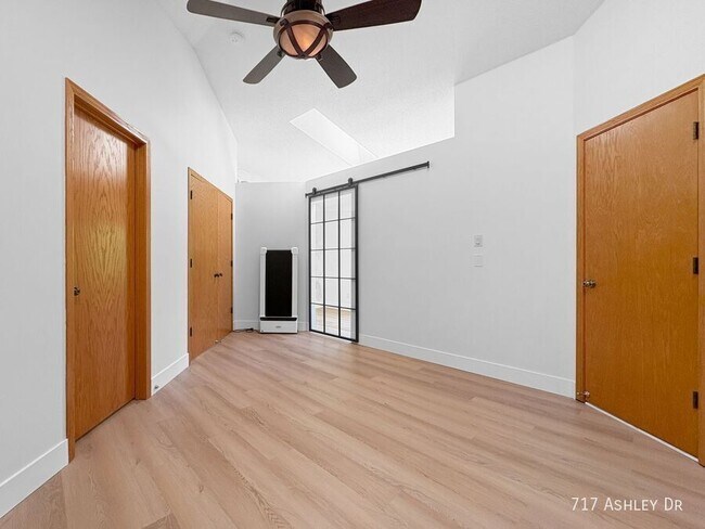 Building Photo - 717 Ashley Dr