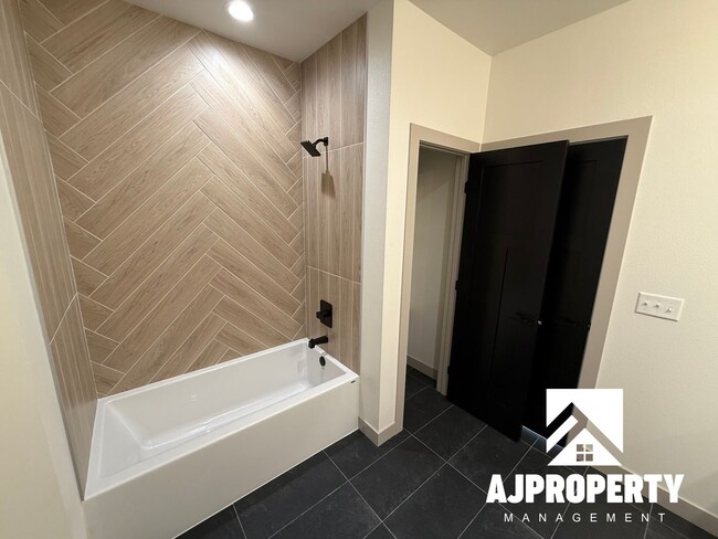 Building Photo - 8609 W Shoreline Pl