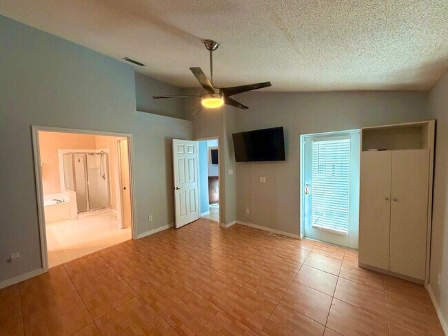 Building Photo - 2498 River Ridge Dr