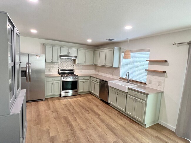 Building Photo - Beautiful 4BD and 2.5BA home in South Aust...