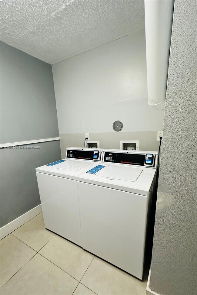 Building Photo - 9350 Fontainebleau Blvd