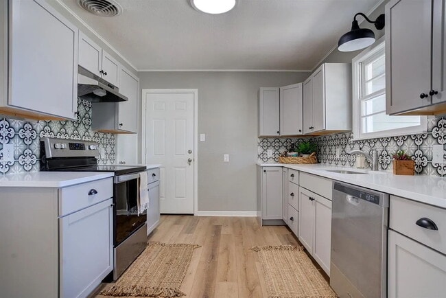Building Photo - Charming 3-Bedroom Home