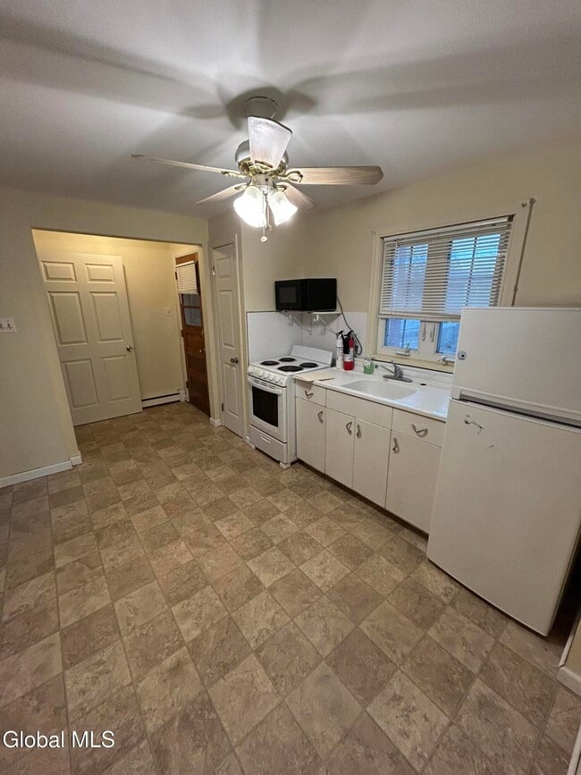 Building Photo - 6 Davis Ave