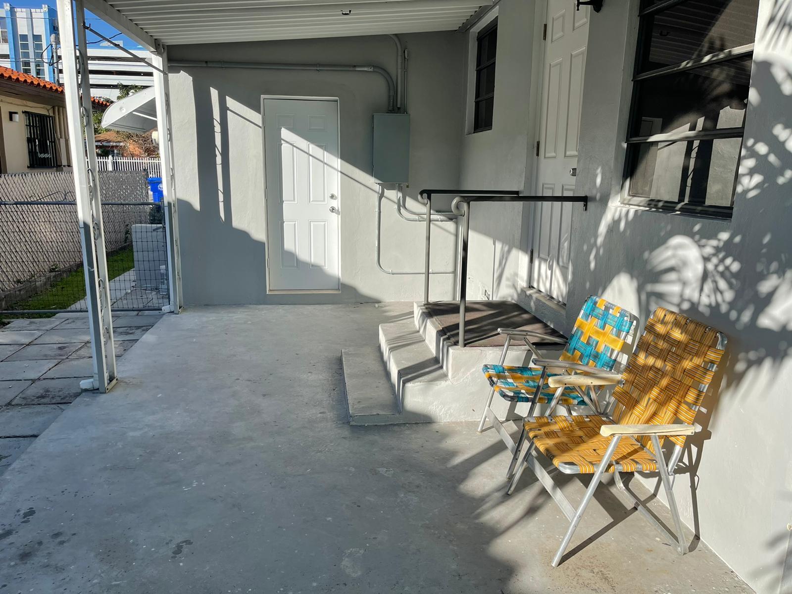 Outdoor Porsch - 3344 SW 22nd Ter